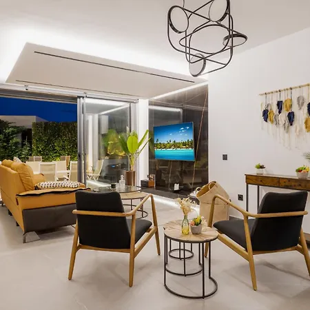 Vivi Homes -villa Yara Pool, Hot Tub, Sauna, & Garden