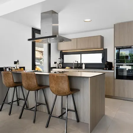 Vivi Homes -villa Yara Pool, Hot Tub, Sauna, & Garden *