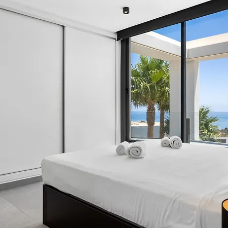 Vivi Homes -villa Yara Pool, Hot Tub, Sauna, & Garden
