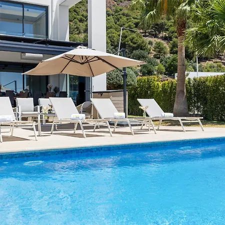 Vivi Homes -villa Yara Pool, Hot Tub, Sauna, & Garden Villa Mijas