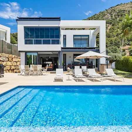 Vivi Homes -villa Yara Pool, Hot Tub, Sauna, & Garden *