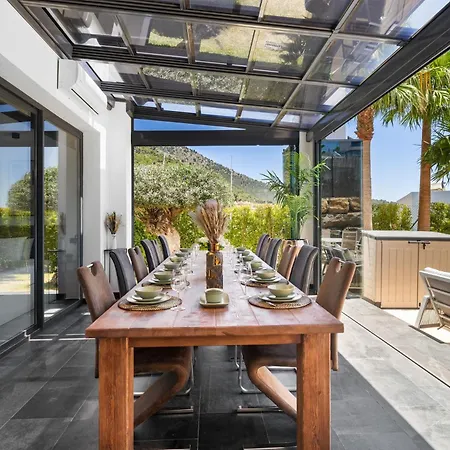 Vivi Homes -villa Yara Pool, Hot Tub, Sauna, & Garden Villa