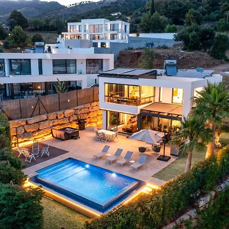 Vivi Homes -villa Yara Pool, Hot Tub, Sauna, & Garden *