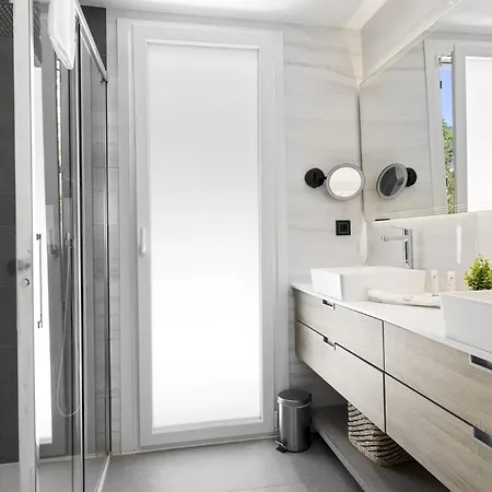 Vivi Homes -villa Yara Pool, Hot Tub, Sauna, & Garden *